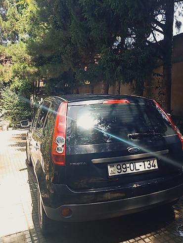 mini qadin masinlari: Ford Fiesta hatchback, 2007 il 1.3 matortünd göy rəng. 5 qapı, kompakt — 4