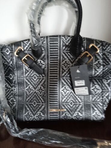 сумки классические: Продается сумка, новая, отличного качества, прочная для милых дам