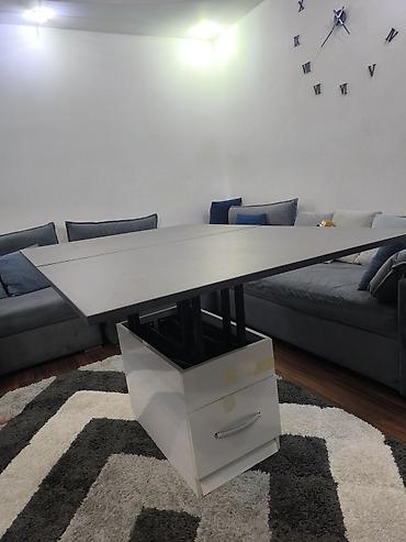 Çevrilən mexanizmli transformasiya olunan masa və 4 ədəd pouf dəsti -