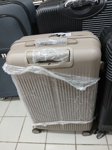 Çamadanlar: Dörd təkərli səyahət çantası, möhkəm materialdan hazırlanmışdır və — 13