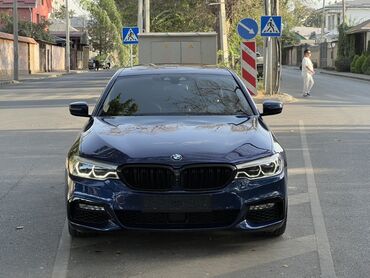 беха машина: BMW 5 Series (кузов G30), темно-синий седан бизнес-класса. Основные