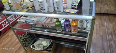 торговое оборудование для магазина одежды: Стеклянная витрина