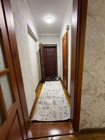 одно комната: 3 комнатная квартира Планировка и метраж: - Длинный коридор с нишей