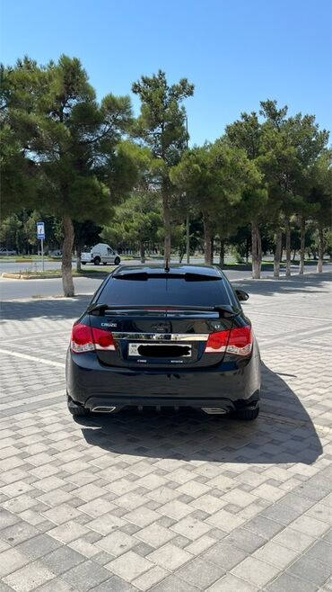 SIM-карты: Chevrolet Cruze LT sedan – qara rəng, idman üslubunda görünüş