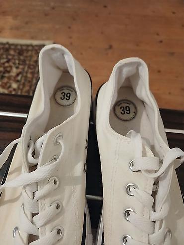 39: Ağ rəngli kanvas krossovkalar (klassik “low-top ” dizayn) - Ölçü: 39 — 2