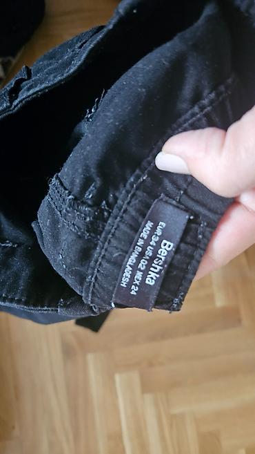 pantalone mona: Panralone džeparice Bershka xs. Bez mane, skroz crne. Nisu blede niti — 4