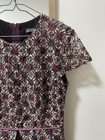 Haljine: Elegantna haljina midi dužine sa kratkim rukavima. Kroj prati liniju — 1