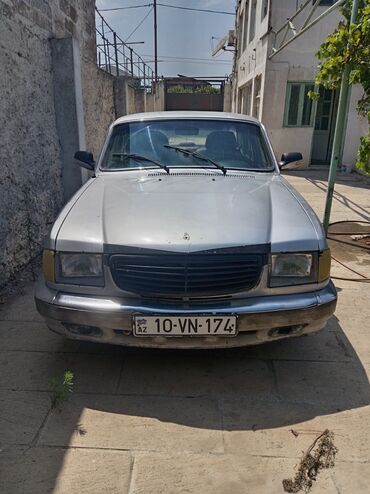 Gümüşü rəngli QAZ 3110 sedan. Klassik ön paneli və iri fənərləri olan