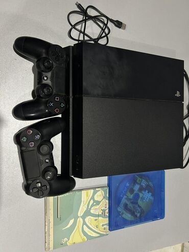 PS4 (Sony Playstation 4): PlayStation 4 FAT oyun konsolu, iki ədəd DualShock 4 və GTA V