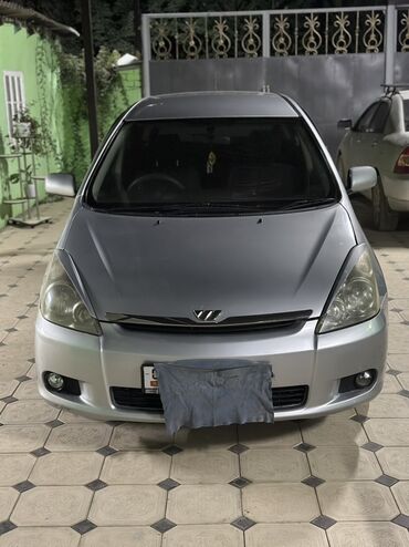 коробка нексия 1: Серебристый минивэн Toyota Wish с пятидверным кузовом. Автомобиль