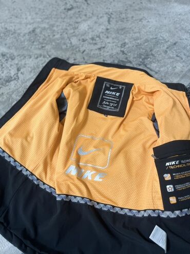 спортивное оборудование: NIKE куртка Softshell с технической подкладкой - Материал: softshell