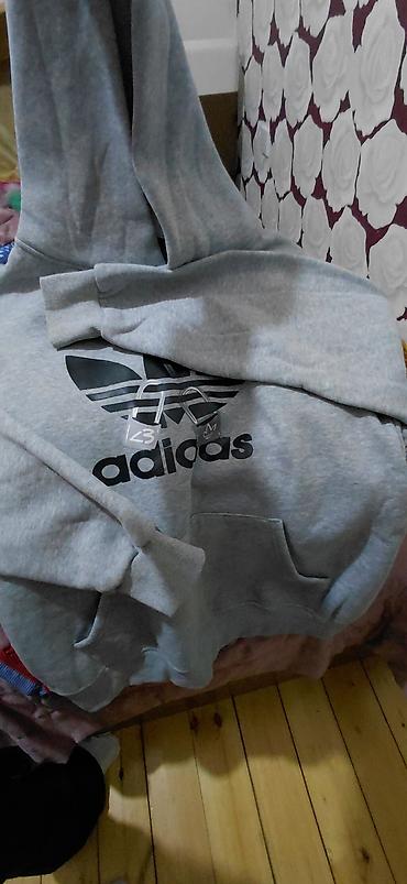 ustol usti qelyan: Boz rəngli kapüşonlu svitşot - Ön hissədə böyük qara Adidas Trefoil — 3