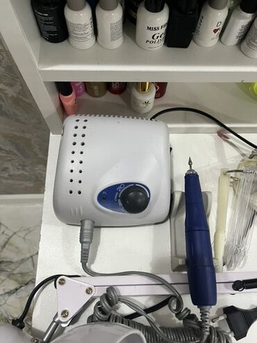 Dırnaq frez aparatı dırnaq baxımı üçün nəzərdə tutulmuşdur. Cihaz ağ