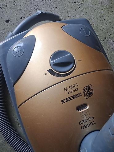 Məişət texnikası: ZELC markalı tozsoran satılır. Model: ZVC-812. Gücü 1200 W — 2