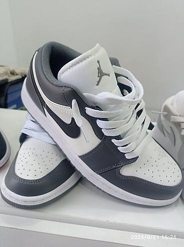 just do it: Кроссовки низкие в уличном стиле Варианты расцветок: - Серо-белые с — 1