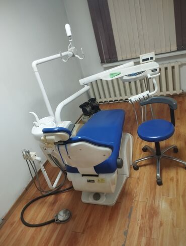 стоматологические кресла: Стоматологическая установка с синим креслом и стулом. Оборудована