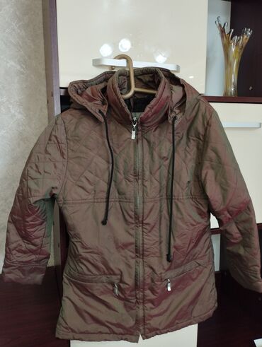 Демисезонные куртки: Продаю 1)осенне-весеннюю подросковую куртку 40-42размер.Синего — 11