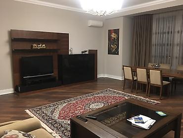 gencede ev: Şəhərin mərkəzində 3 otaqlı mənzil Mənzil 162 kv.m sahəyə malikdir — 3