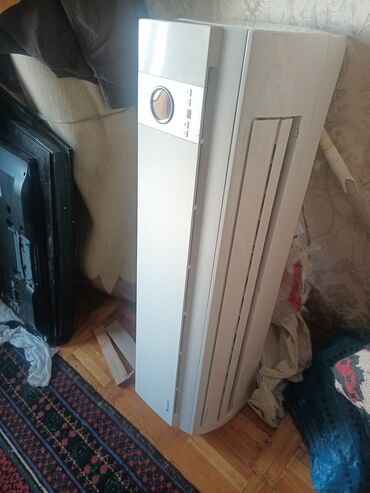 Тарелки: Ağ rəngli, şaquli formalı portativ kondisioner. Bu cihaz istifadə