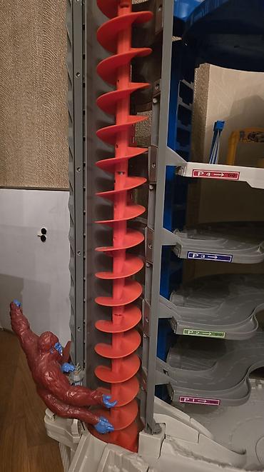 Avtomobil satışı: Hotwheels super ultimate garage. içinə 140 maşın yerləşir. yalnız — 4