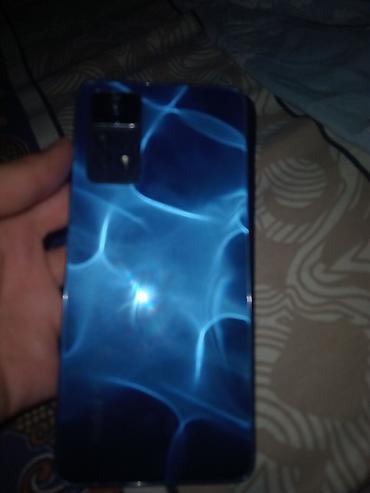 Mavi parıltılı arxa qapağa sahib, çoxkameralı modul ilə smartfon