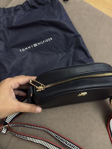 Tommy Hilfiger çanta Tünd göy rəngdədir yaxşı vəziyyətdədir çexolu var