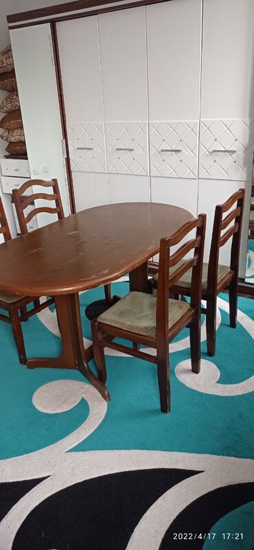 кухонный стол на 6 персон в Кыргызстан | НАБОРЫ ПОСУДЫ: Продаю стол с 4 стульями состояние среднее не сломанный все целое
