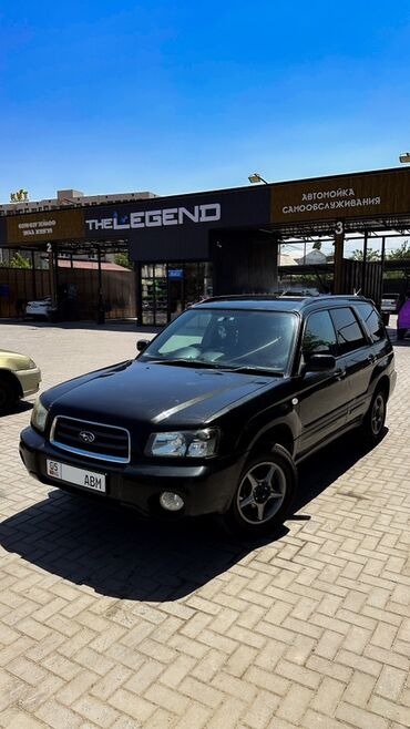 ящик для инструментов в машину: Subaru Forester черного цвета. Компактный кроссовер с автоматической