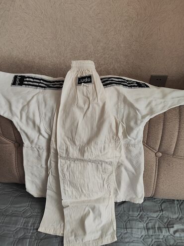 Маски, очки: Judo geyim dəsti (gi/kimono): - Rəng: ağ - Üst hissə: qalın, toxumalı