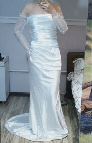 свадебные платья с шлейфом: Свадебное платье, M, Со шлейфом, Атлас, Прямое, Жемчуг, Б/у