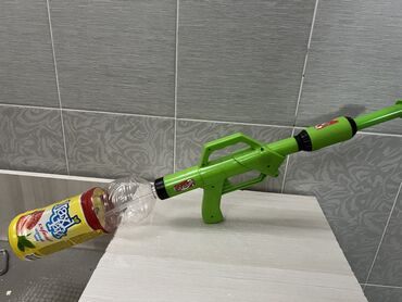 игрушечная строительная техника: Игрушечный, водяной пистолет. Стреляет водой, надо наполнить 1