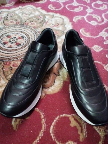 Кроссовки и спортивная обувь: Новый 
Турецкий чистый кожа
размер 44
7000 сом