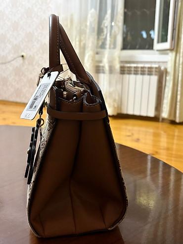 eclat mon: GUESS qadın çantası - Model: mini/orta ölçülü top-handle çanta, ön — 2