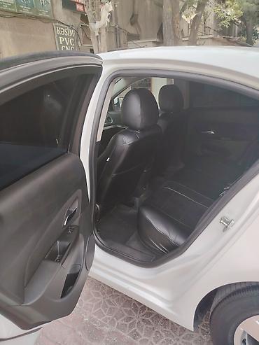 seat leon fr: Chevrolet Cruze sedan – ağ rəng Xüsusiyyətlər: - Korpusu: 4 qapılı — 7