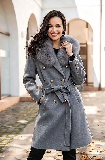 Kaputi: Elegantni ženski kaput sa krznenom kragnom

Kaput: 4500 dinara — 2