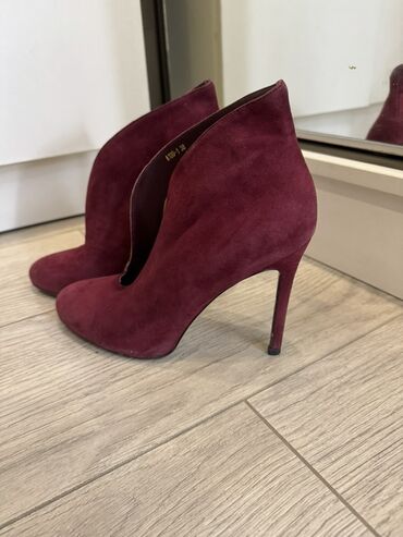 черные замшевые ботильоны: Бордовые ботильоны на шпильке - Модель: ботильоны с вырезом по центру