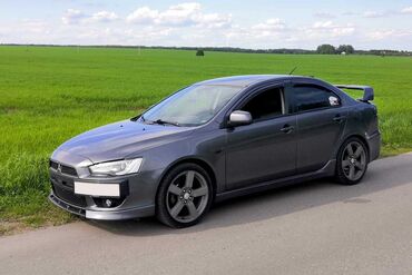 рино логан: Автомобиль Mitsubishi Lancer серого цвета с установленным
