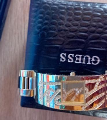 GUESS ženski ručni sat – narukvica - Model u obliku masivne narukvice
