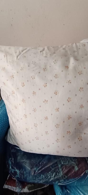 yataq doşəyi: Yastıq – klassik dizayn - Ölçü: təxmini iri ölçü (kvadrat formaya — 1