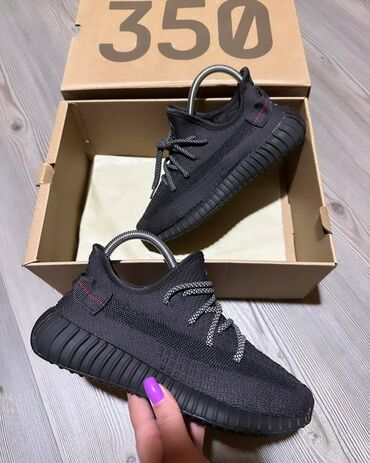 Patike: Adidas Yeezy Boost 350 patike A klasa

Novo.
Brojevi 36 do 46 — 23