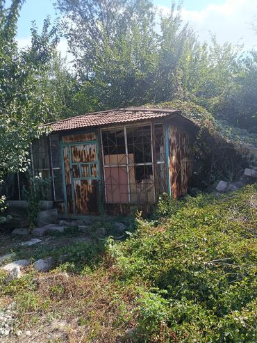 садовый светильник на солнечных батареях: Небольшой садовый сарай с каркасом из металла и стенками из