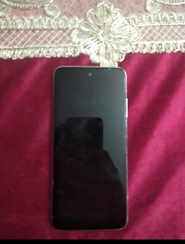 Redmi smartfon - Rəng: ağ arxa panel, ön hissə qara ekran - Ekran