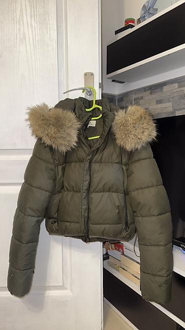 ugg na stiklu: Zimska ženska jakna, kratki puffer kroj u maslinasto zelenoj boji — 1