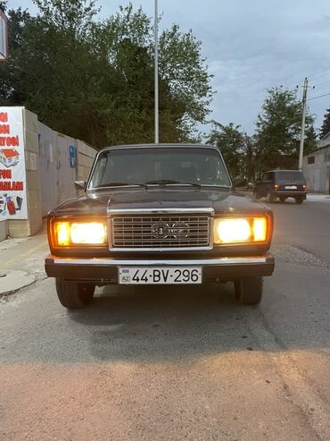 Qara rəngdə olan, yaxşı vəziyyətdə VAZ 2107 markalı avtomobil