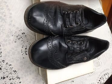 Uşaq ayaqqabıları: Makasinlər qara rəngdə .Hər biri 9man.32,31və27 razmerlər — 10