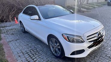 авто фольксваген поло: Ağ rəngli Mercedes-Benz avtomobili, dörd qapılı sedan modelidir