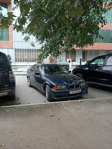 BMW: BMW E36 sedan kuzalı avtomobil. Tünd göy rəngdədir və klassik BMW — 3