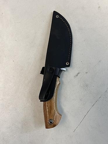 Нож с фиксированным клинком в кожаных ножнах. Характеристики: -