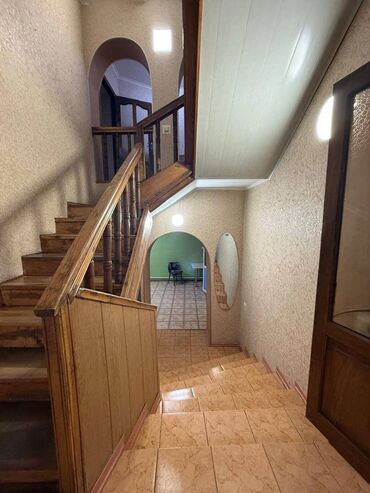 Долгосрочная аренда домов: 200 м², 7 комнат — 18