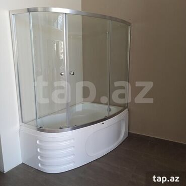 tuş kabin: Şüşə qapılı və dərin ağ altlıqlı duş kabinası. Bu model hamam otaqları